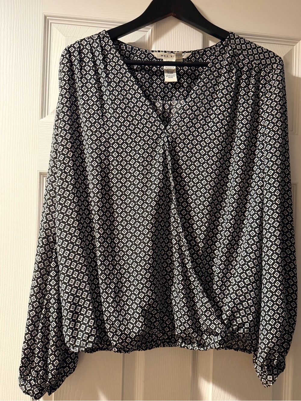 Max Studio Black & White Geometric V-Neck Blouse